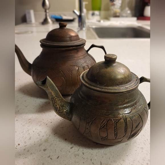 Vintage Hand-Engraved Copper Teapots – Set of 2 – Signed “SAR AHMET / GAZIANTEP” - Picture 3 of 9